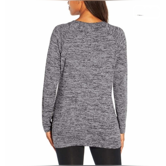 Banana Republic Heathered Black and White Long Sleeve V-Neck Top. - Picture 2 of 7